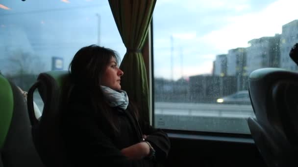 Otobüsle Seyahat Eden Bir Kadın Pencereden Dışarı Bakıyor Manzara Geçerken — Stok video