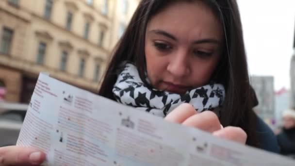 Förlorade Ung Kvinna Tittar Karta För Att Hitta Rätt Riktning — Stockvideo