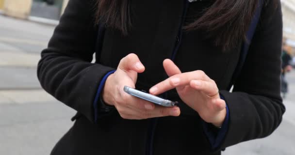 Een Vrouw Die Haar Mobiele Telefoon Apparaat Straat Controleert Meisje — Stockvideo