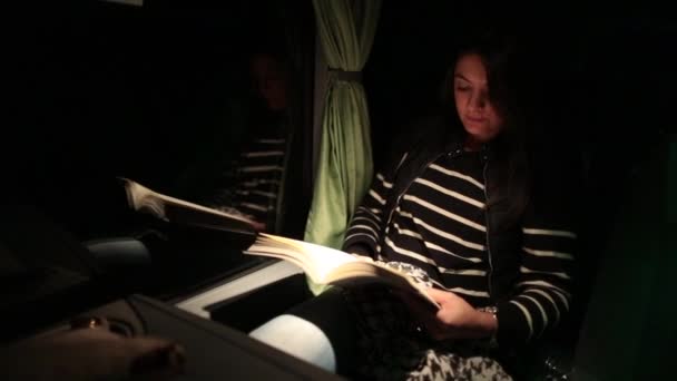 Passagère Lisant Livre Dans Bus Nuit — Video