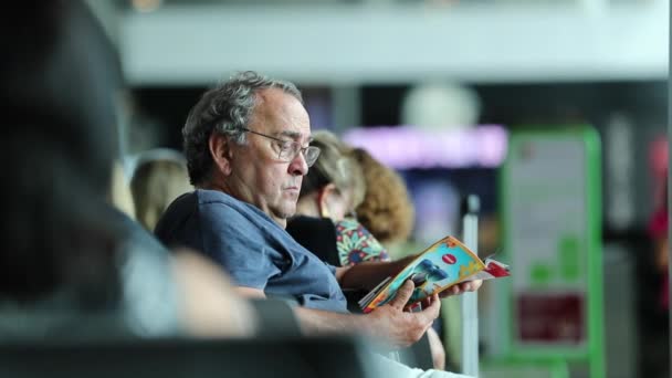 Paris France January 2018 Person Reading Magazine Waiting Airport Plane — Stock Video