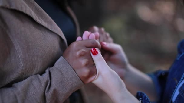 Dos Mujeres Diversas Tomadas Mano Apoyo — Vídeo de stock