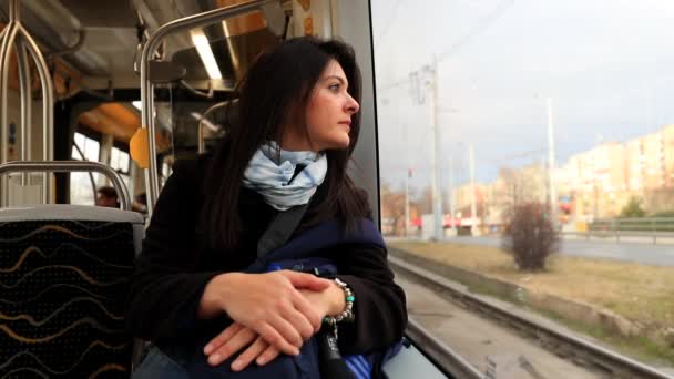 Chica Pensativa Montando Tranvía Transporte Mira Por Ventana Mujer Mira — Vídeo de stock