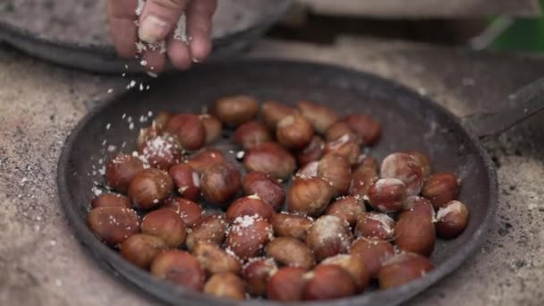 Посыпать Соль Марроны Готовить Традиционную Уличную Еду — стоковое видео