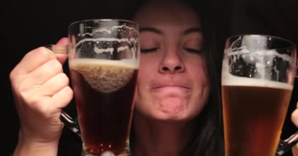 Een Vrouw Die Bier Drinkt Van Twee Grote Mokken Domme — Stockvideo