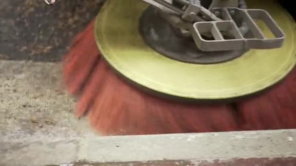 道路を掃除するマシン車道路を掃除する掃除機 — ストック動画