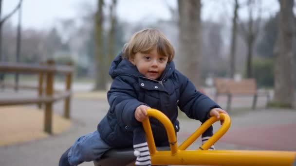 Bambino Che Cade Dal Giocattolo Dell Altalena Parco Giochi Bambino — Video Stock