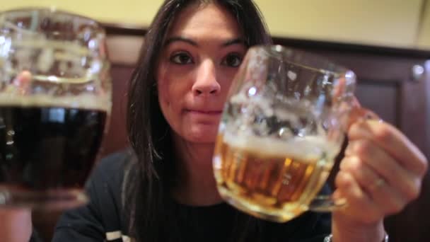 Donna Divertente Possesso Due Birre Alla Spina Bere — Video Stock