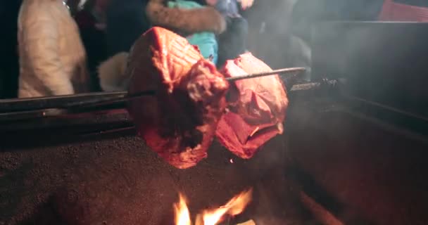 Groot Stuk Vlees Gebraden Varkensvlees Been Een Spit Boven Een — Stockvideo