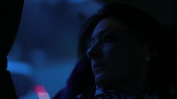 妇女在夜间乘公共汽车旅行 — 图库视频影像