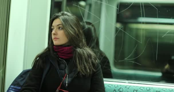 4Kで地下鉄地下鉄に乗る通勤女の子 — ストック動画