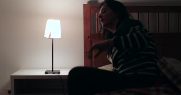 Wanita Bangun Tengah Malam Karena Frustrasi Tidak Bisa Tidur Dirampas — Stok Video