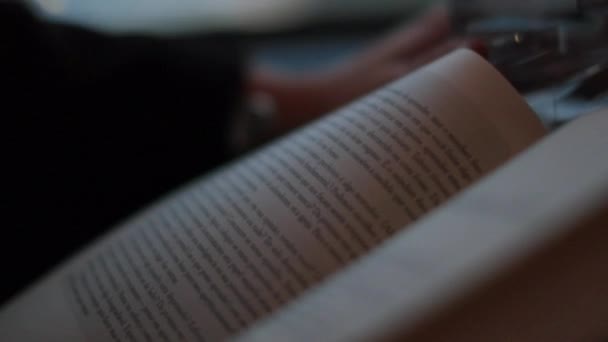 乘巴士旅行时 密切留意旅客阅读书籍的情况 — 图库视频影像