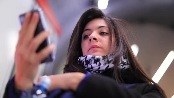 Femme Vérifiant Son Téléphone Portable Mouvement Dans Escalier Descendant — Video