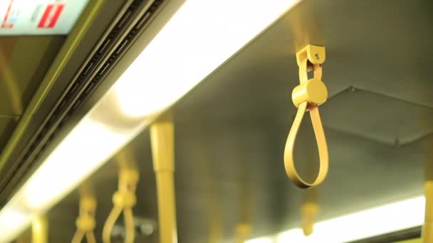 4K地铁车厢里的黄色抓手 — 图库视频影像