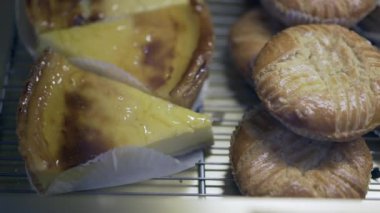 Tatlı tatlılar vitrinden sergileniyor