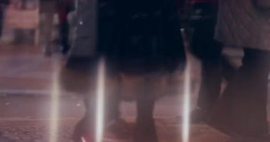 Yeraltı metro sistemine giden kalabalık ayakların ve bacakların 4K açılı klipsi