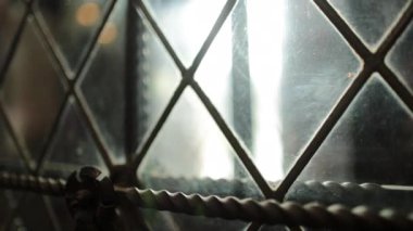 Katolik kilisesinin içindeki antik Avrupa pencereleri, Grungy aynası.
