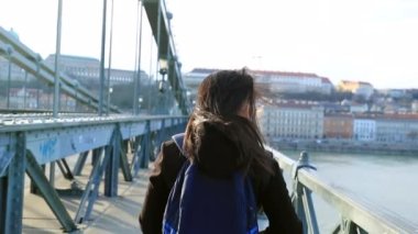 Çantalı bir turist kızın Avrupa 'ya turizm için yürüyüşü.