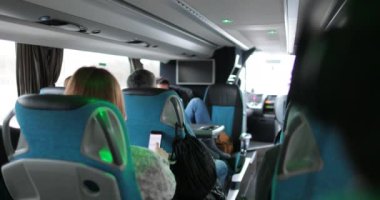 Yolcu perspektifi POV otobüsle yolda seyahat ediyor