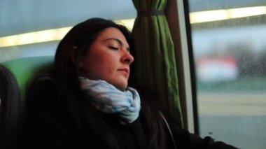 Otobüste uyuyan gizli bir kadın. Otantik yolcu kız otobüsle seyahat ederken uyuyor.