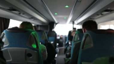 Yolcu perspektifi POV otobüsle yolda seyahat ediyor