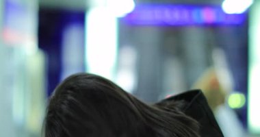 Mutlu kadın kalktı ve saçlarını salladı ve sonra da portrede kameraya gülümsedi.