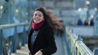 30 yaşındaki mutlu genç kadın el sallıyor ya da kameraya merhaba diyor. Hoş geldin seyircisi.