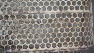 Metal yüzeyde paslı çember desenleri