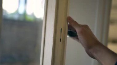 Adam eli kapalı pencereyi kapatıyor