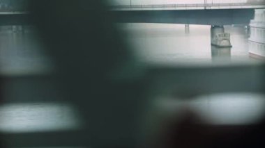 Hareket halindeki bir trende cep telefonu cihazını tutan kişinin yakın çekimi. Arkaplan bulanık hareketli akıllı telefona odaklan