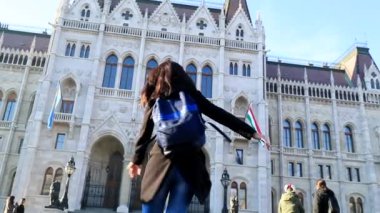 Mutlu kız heyecanla dönüyor ve kameraya gülümsüyor.