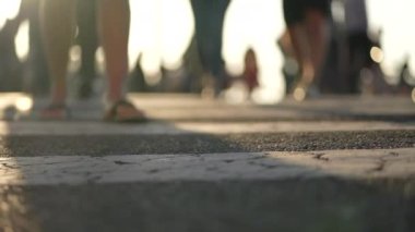 Kalabalık caddeyi geçiyor.