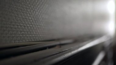 Evde duvara elektrik kabloları yapıştırılmış.