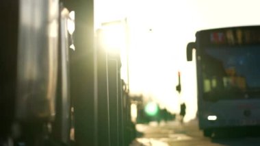 Otobüs durağına varmak üzere.