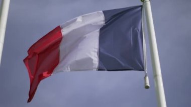 Fransa 'nın bayrağı rüzgarda sallanıyor ağır çekimde