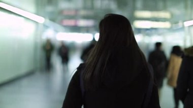 120fps yavaş çekimde metro metro demiryolu sistemi içinde yürüyen bir kadın.