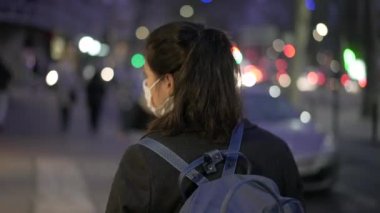 Kadın yüzü maskesi takmış, geceleri şehir dışına çıkıyor.