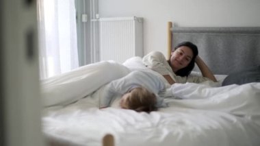 Sabahları annesinin yanında tatlı, tatlı bir bebek gibi uyanıp sarılıyor.