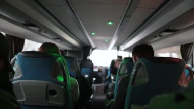 Yolcu perspektifi POV otobüsle yolda seyahat ediyor