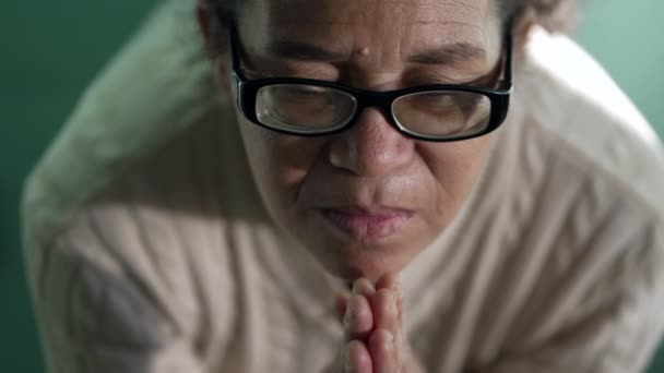 Vallásos Latin Idős Imádkozik Istenhez Dél Amerikai Idős Hölgy Imádkozik — Stock videók