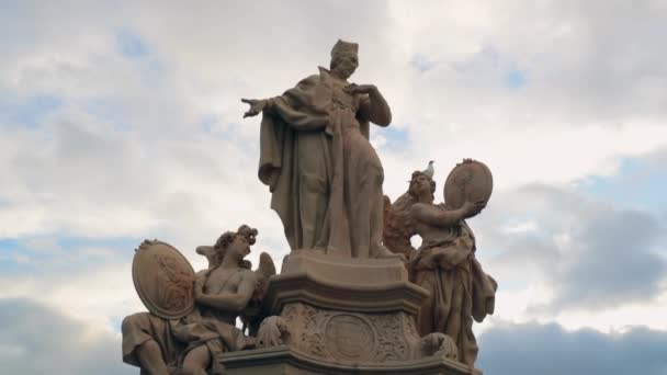 Католические Памятники Карловом Мосту Праге — стоковое видео