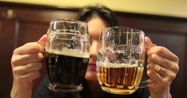 Vrouw Met Twee Grote Biertjes Die Dag Toasten Juichen Met — Stockvideo