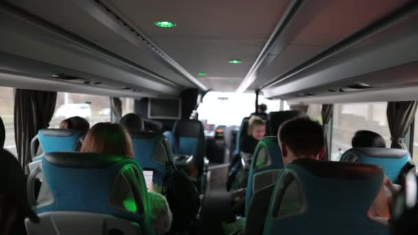 从乘客的角度看道路上乘公共汽车旅行 — 图库视频影像