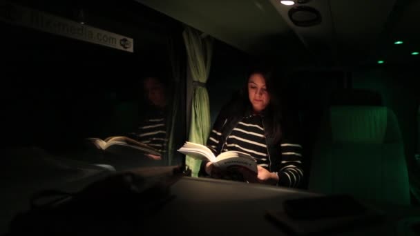 Yolcu Kadın Geceleri Otobüste Kitap Okuyor — Stok video