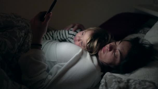 Μητέρα Και Μωρό Γιος Ξαπλωμένοι Στο Κρεβάτι Μαζί Νύχτα Βλέποντας — Αρχείο Βίντεο