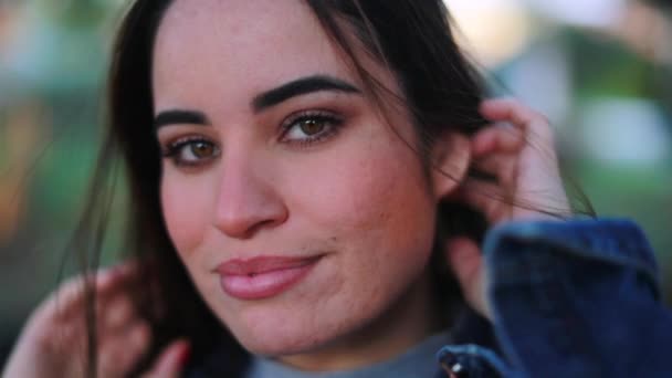 Happy Millennial Junge Frau Porträt Lächelndes Mädchen Aus Nächster Nähe — Stockvideo