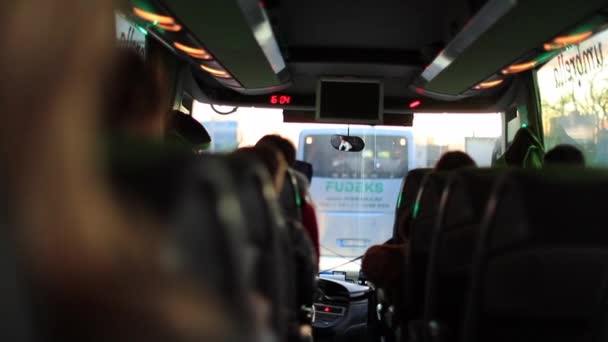 乘坐公共汽车旅行的旅客的观点 乘巴士旅行的乘客的巴士后景拍摄 — 图库视频影像