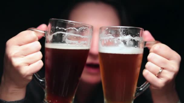 Vrouw Die Zich Raar Gedraagt Met Ambachtelijke Biertjes Proost Terwijl — Stockvideo