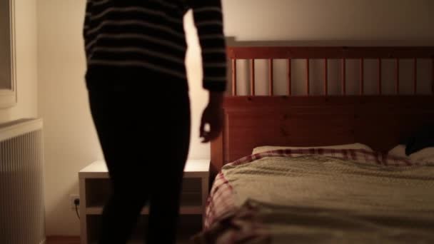Mujer Prepara Para Cama Dormir Persona Acuesta Cama Apaga Mesa — Vídeo de stock